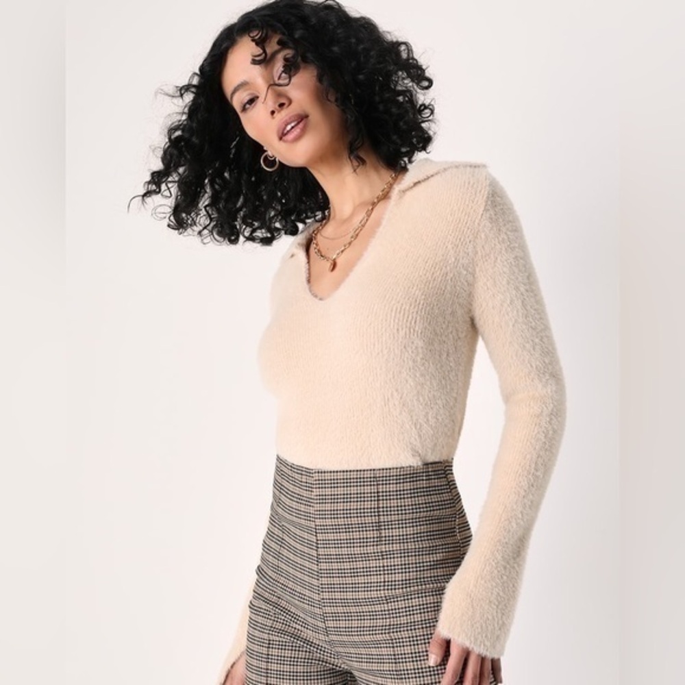 Lulu’s size small cream fuzzy sweater